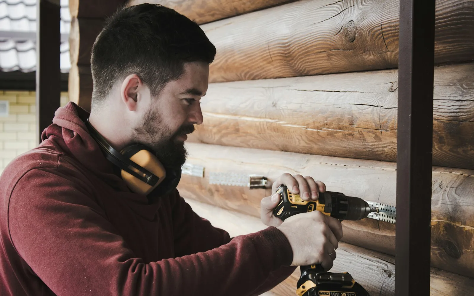 Artisan au travail avec sa visseuse