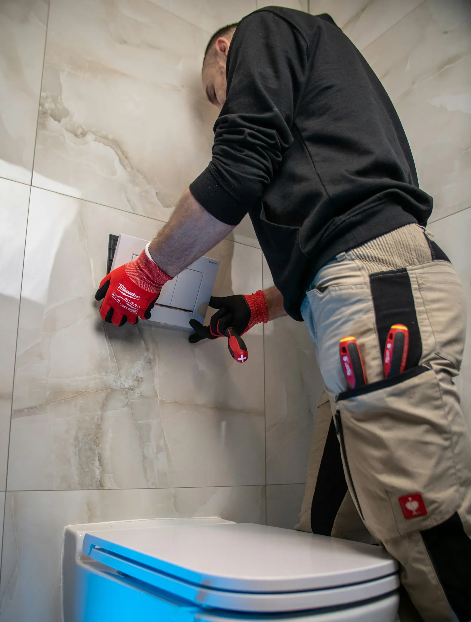Plombier au travail dans une salle de bains