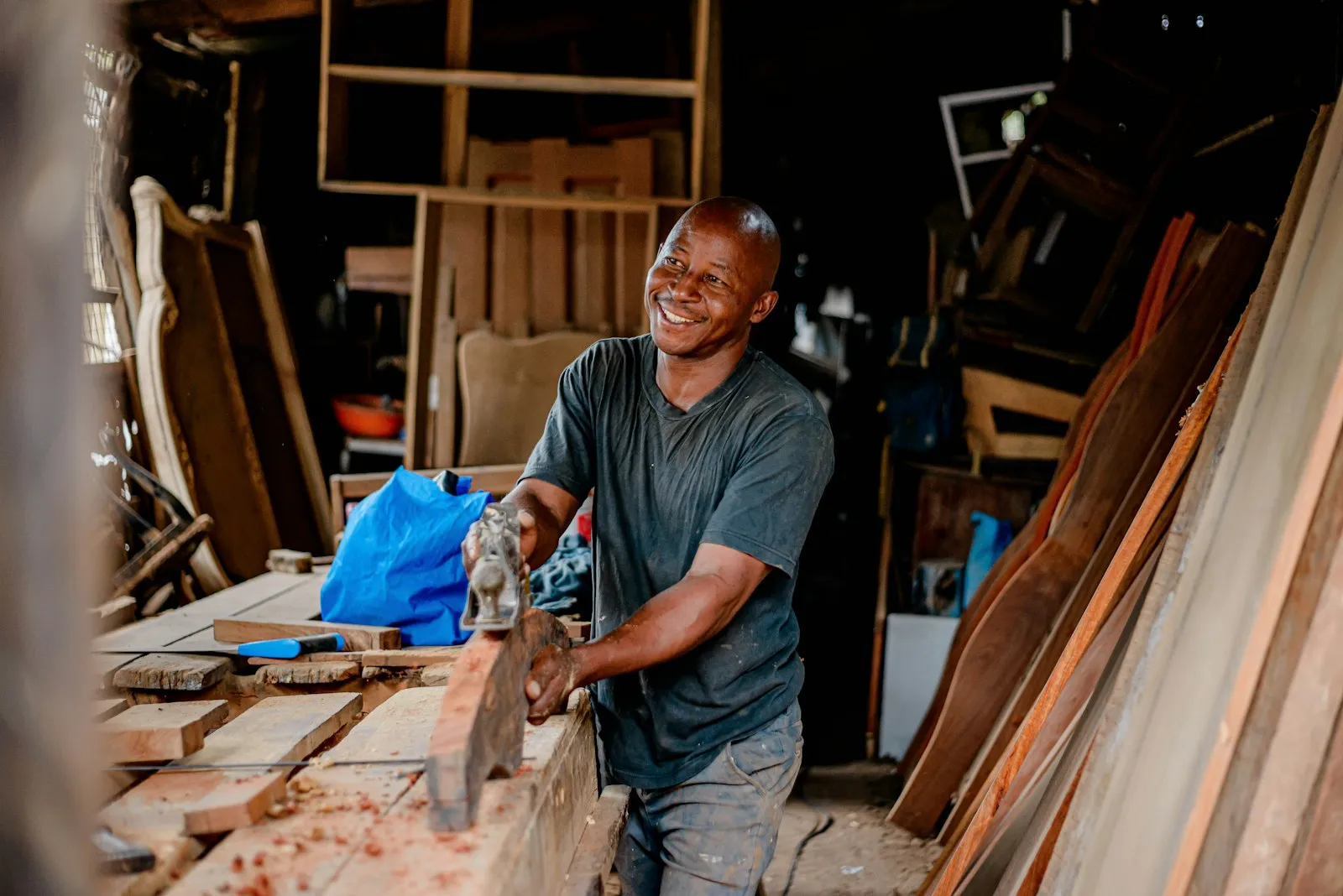Menuisier souriant dans son atelier