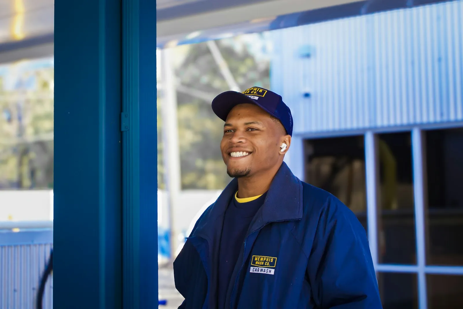 Technicien chauffagiste souriant