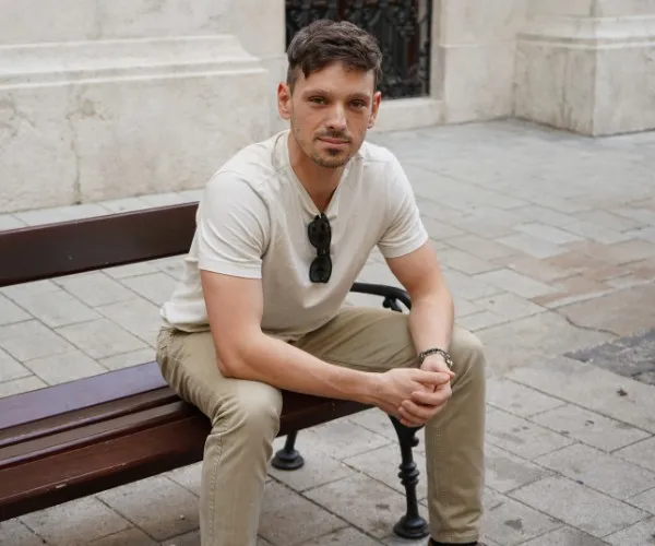 Louis Maîtreau assis sur un banc en ville