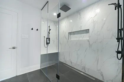Douche à l'italienne en marbre