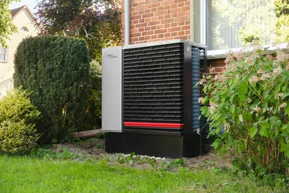 Pompe à chaleur installée dans un jardin