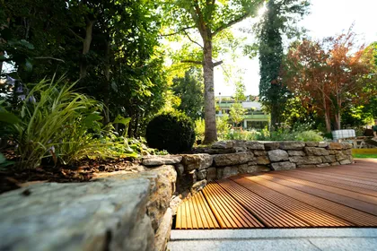 Terrasse en bois entourée de végétation