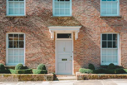 Porte d'entrée d'une maison en briques
