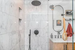Douche carrelée en marbre blanc