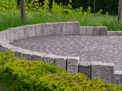 Espace pavé circulaire dans un jardin