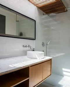 Salle de bains moderne avec vasque posée