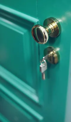 Serrure sur une porte verte
