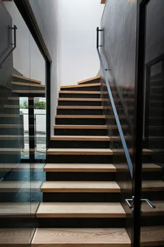 Escalier en bois avec garde-corps