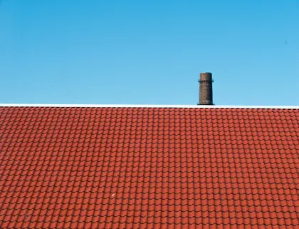 Toiture en tuiles refaite avec sa cheminée