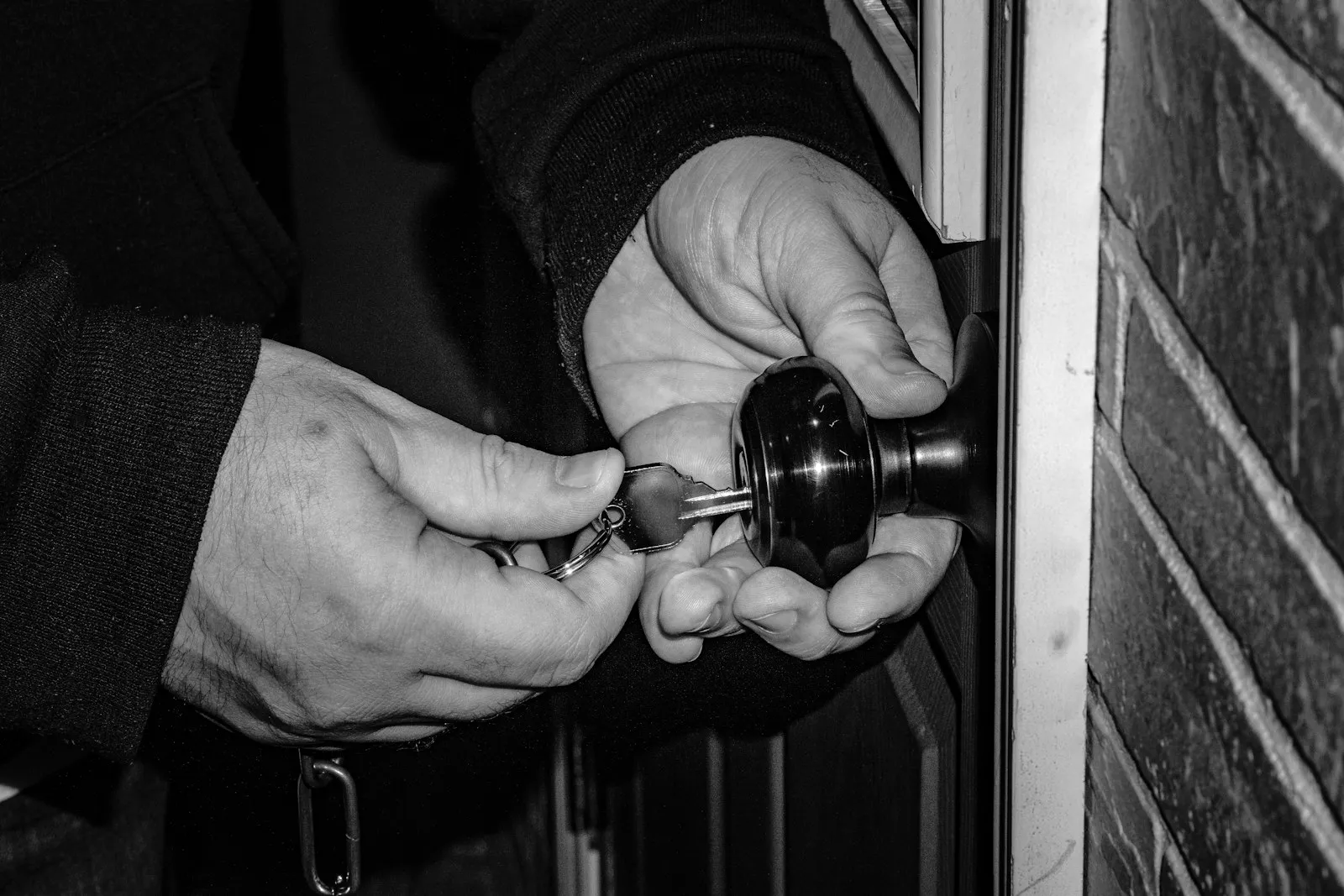 Serrurier manipulant une serrure de porte