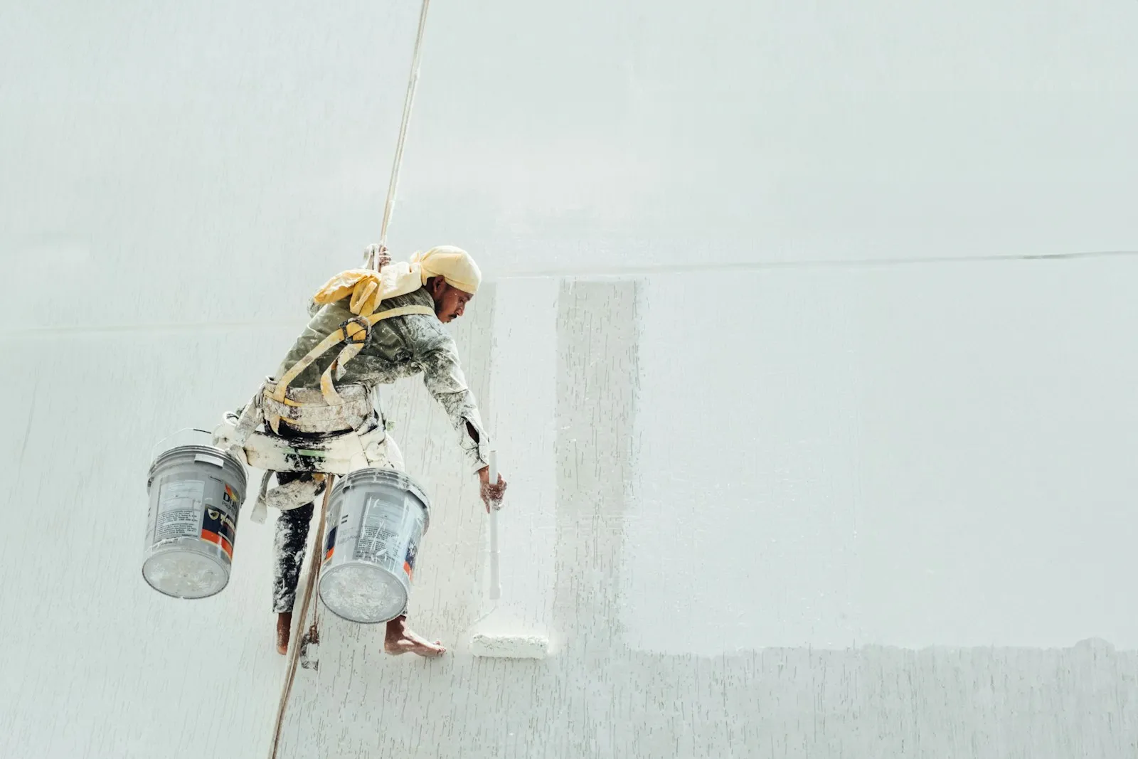 Peintre travaillant sur une façade